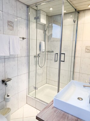 Studio Suite | Bathroom | Shower, free toiletries, hair dryer, towels - Hotel zur Loreley (Sankt Goar)