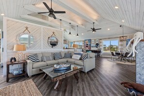 Televisio, videopelejä, DVD-soitin, kirjoja