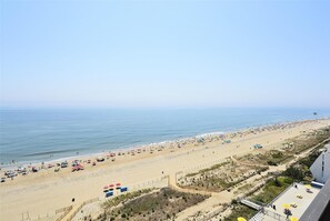 Beach - DAILY ACTIVITIES & LINENS INCLUDED*! Direct Oceanfront Plaza 2BR/Open Den/2BBA condo. (Ocean City)