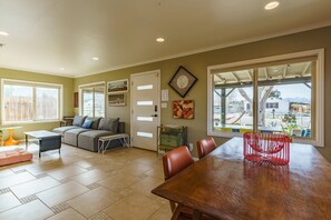 Smart-TV, Tischfußball, Arbeitsbereiche