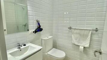 Secador de pelo, toallas, jabón y papel higiénico