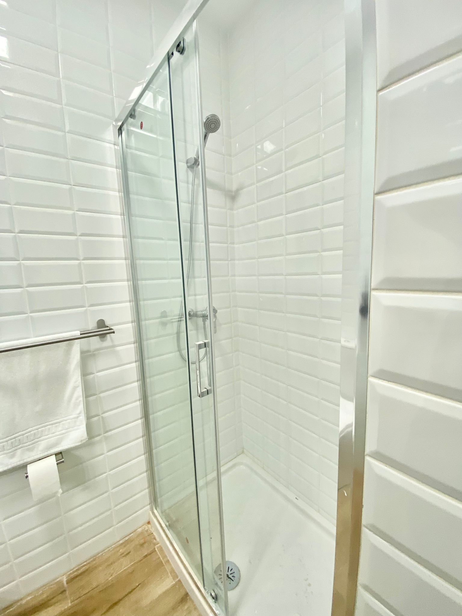 Een haardroger, handdoeken, zeep, toiletpapier