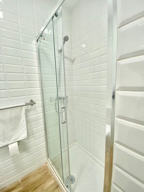 Haartrockner, Handtücher, Seife, Toilettenpapier