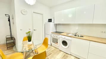 Een koelkast, een magnetron, een oven, een koffiezetapparaat/waterkoker