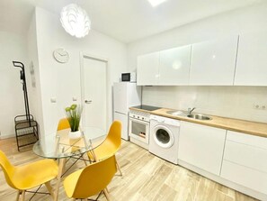 Réfrigérateur, micro-ondes, four, cafetière/bouilloire