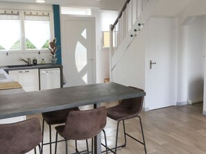 Kylskåp, mikrovågsugn, ugn och spishäll