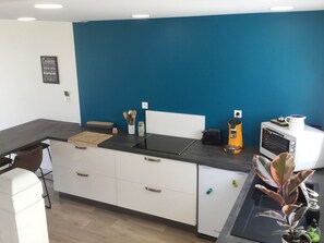 Réfrigérateur, micro-ondes, four, plaque de cuisson