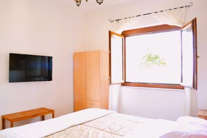 1 bedroom, travel cot, bed sheets