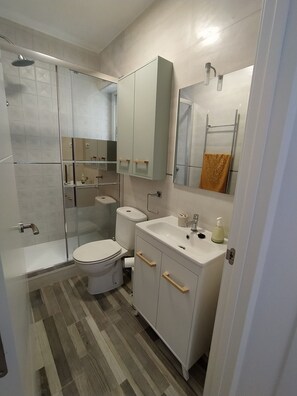 Shower, hair dryer, towels, soap - Cozy apartment 2 minutes walk from the beach (Almería)