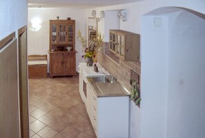 Fridge, oven, stovetop, dishwasher