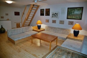 TV, DVD player, books, stereo