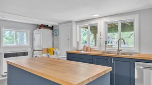 Coffee/tea maker, fridge, microwave, oven - Black Rapids Retreat | Waterfront Cozy Cottage (Leeds and the Thousand Islands)