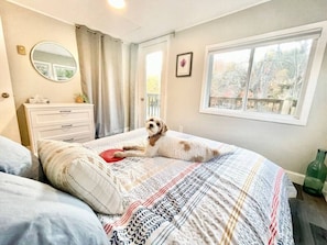 2 bedrooms, WiFi, bed sheets - Black Rapids Retreat | Waterfront Cozy Cottage (Leeds and the Thousand Islands)