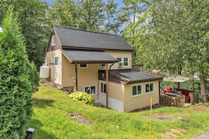 Exterior - Black Rapids Retreat | Waterfront Cozy Cottage (Leeds and the Thousand Islands)