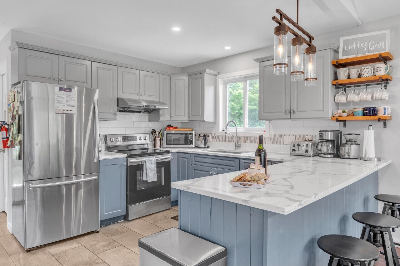 Refrigerador, microondas, horno y parrilla de estufa 