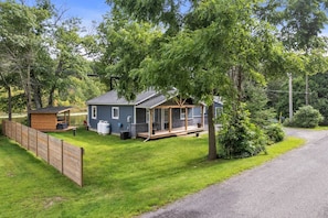 Exterior - The Riverside Retreat | Beach, Kayaks, Fire Pit (Gananoque)