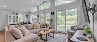 The Riverside Retreat | Beach, Kayaks, Fire Pit