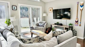 Smart TV, chimenea, libros y servicios de streaming