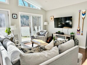 Smart TV, fireplace, books, streaming services