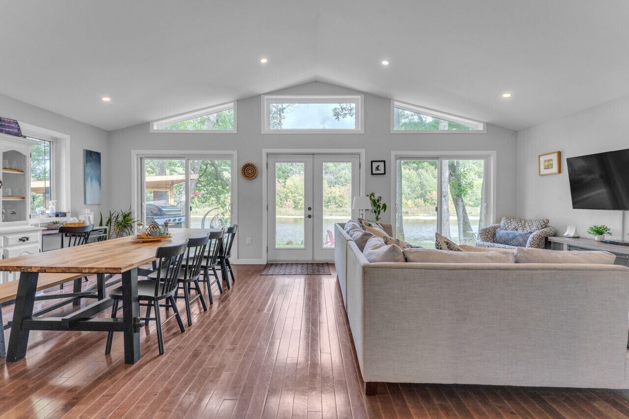 Smart TV, chimenea, libros y servicios de streaming 