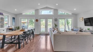 Smart TV, fireplace, books, streaming services