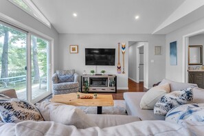 Smart-TV, Kamin, Bücher, Streaming-Dienste