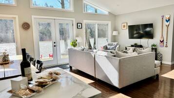 Smart-TV, Kamin, BĂŒcher, Streaming-Dienste