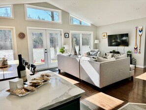 Smart-TV, Kamin, Bücher, Streaming-Dienste