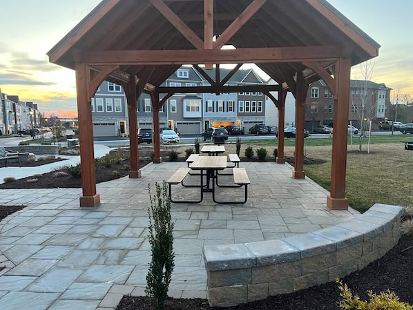 Outdoor dining - Stunning four-bedroom town home located in Millersville (Millersville)
