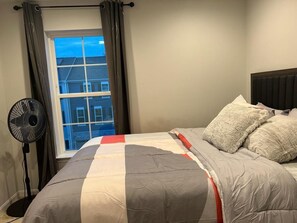 3 Schlafzimmer, Schreibtisch, Bügeleisen/Bügelbrett, kostenloses WLAN