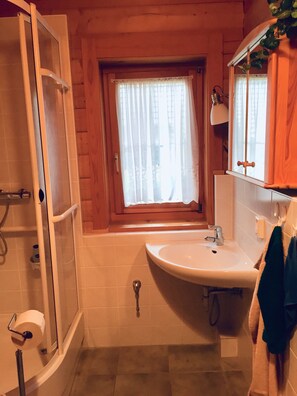 Een douche, een haardroger, handdoeken, zeep