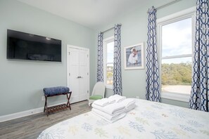 4 bedrooms, free WiFi, bed sheets - Straits Serenity-Sound Front Home with Boat Lift & Dock (NEW CONSTRUCTION) (Gloucester)
