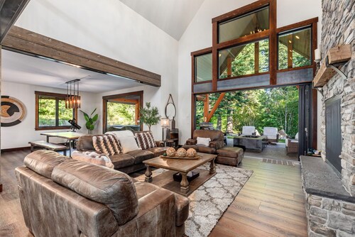 Scenic Mountain Cabin! Private Setting+Spa/Epic GameRm + 1PM Check In/Out