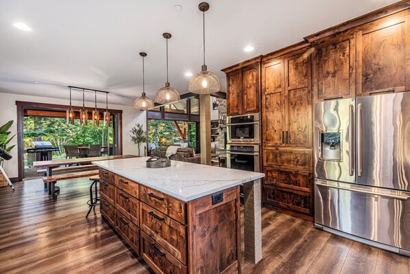 Refrigerador, microondas, horno y parrilla de estufa 