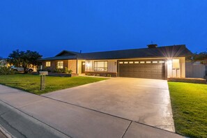 Exterior - Heated Pool, Hot Tub, Fire Pit - Old Town Luxury (Scottsdale)