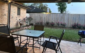 Outdoor dining - Cozy, spacious & convenient home-3bedrooms 3baths (Pasadena)