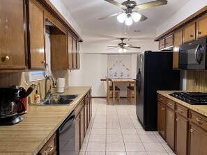 ثلاجة، ميكروويف، فرن، موقد طهي مسطح