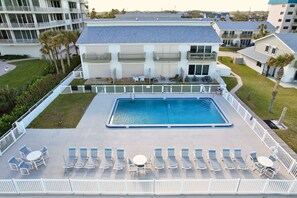 Outdoor pool, sun loungers - Zen Beach Retreat (New Smyrna Beach)