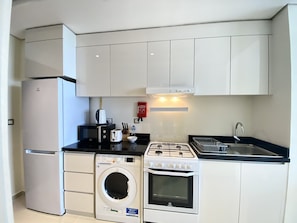 Deluxe studio suite | Privékeuken | Een koelkast/vriezer, een magnetron, een oven, een kookplaat