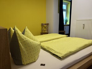 1 bedroom, in-room safe, WiFi, bed sheets - Short level walk to the Albertbad with brine thermal baths, theater and spa facilities (Bad Elster)