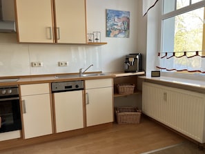 Mikroaaltouuni, liesi, astianpesukone, ruokailupöytä