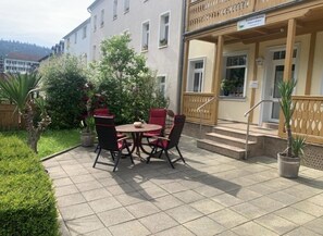 Outdoor dining - Short level walk to the Albertbad with brine thermal baths, theater and spa facilities (Bad Elster)