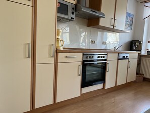 Microwave, stovetop, dishwasher, dining tables - Short level walk to the Albertbad with brine thermal baths, theater and spa facilities (Bad Elster)