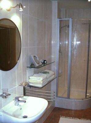 Shower, hair dryer, towels, soap - Short level walk to the Albertbad with brine thermal baths, theater and spa facilities (Bad Elster)