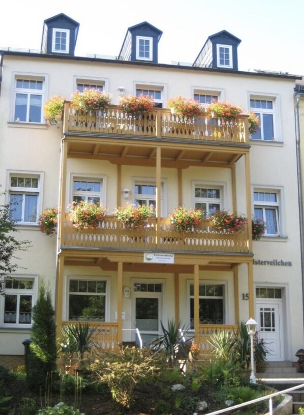 Exterior - Short level walk to the Albertbad with brine thermal baths, theater and spa facilities (Bad Elster)