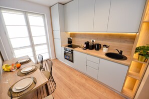 Réfrigérateur, four à micro-ondes, un four, surface de cuisson