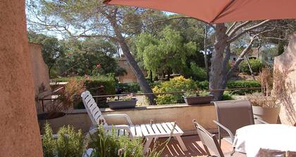 Maisonnette dans grand jardin à 5mn a pieds de la plage Le PiéguiÚre