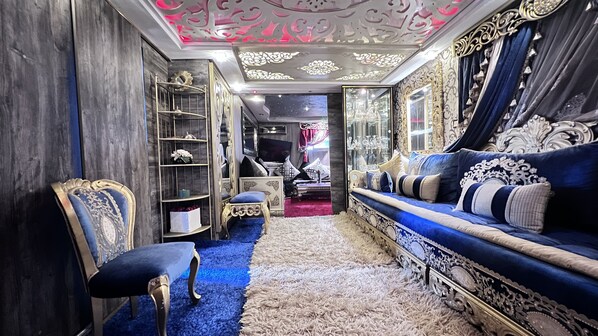 المنشأة من الداخل