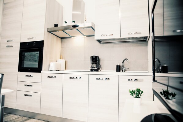 Frigorifero, microonde, forno, piano cottura