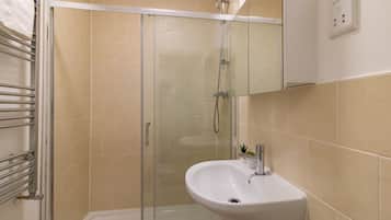 Apartment | Bathroom | Shower, hair dryer, towels
